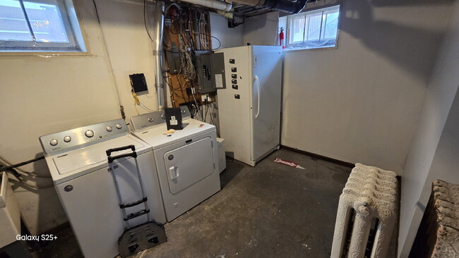 Building Photo - 6 Bed 2 bath FRESH PAINT - Single Family H...