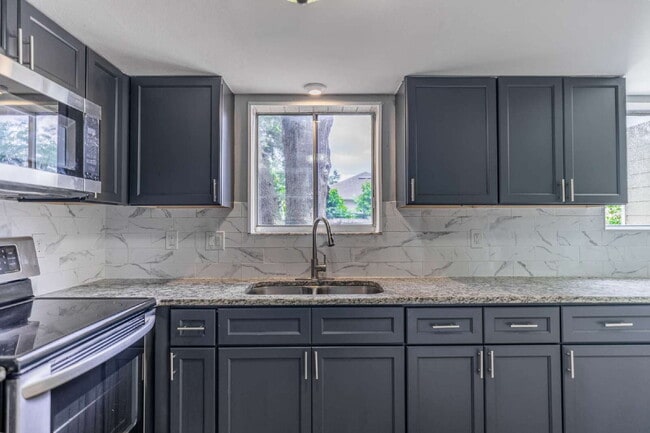 Building Photo - Minutes from UCF | Updated 4BR/3BA Home with Private Fenced Backyard