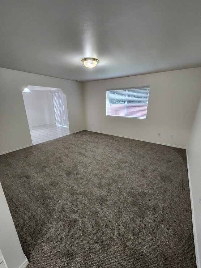 Building Photo - "Spacious 3-Bed Duplex Retreat in Tacoma: ...