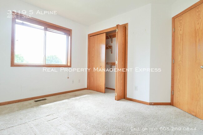 Building Photo - Perfect 4 bedroom 3 bathroom home 2200 sq ft!