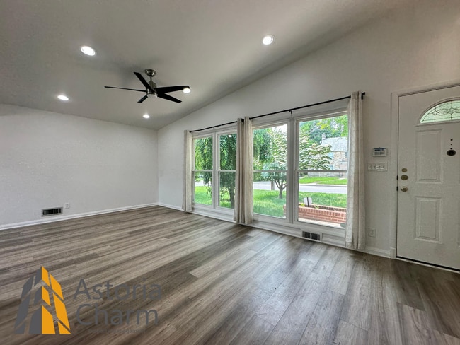 Building Photo - Spacious 4 Bedroom + Den Home with Private...