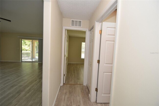 Building Photo - 15 White Deer Ln