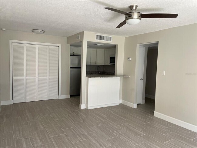 Building Photo - 586 Orange Dr