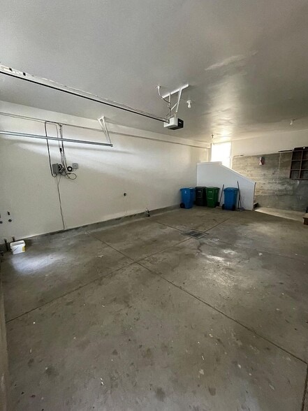 garage - 432 Russia Ave