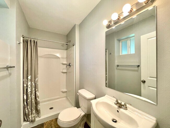 Building Photo - SIlverlake SFH with AC for rent