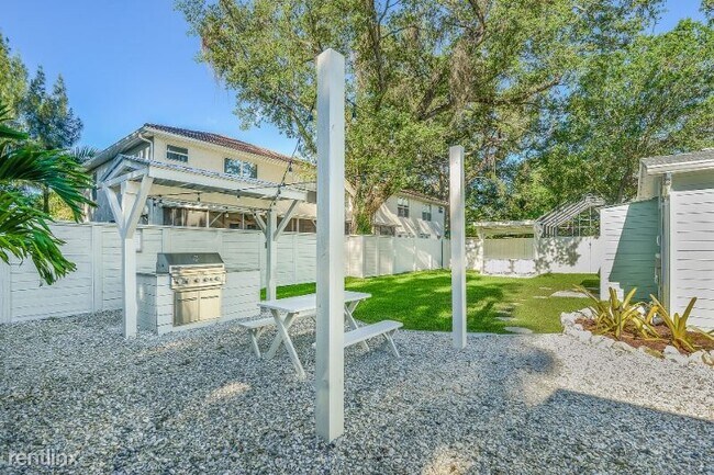 Building Photo - 3104 W San Juan St