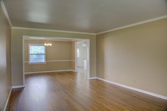 Building Photo - Well Maintained Midtown Home