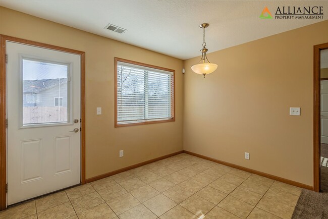 Building Photo - 360° VIRTUAL TOUR ~ Over-sized duplex! Two...