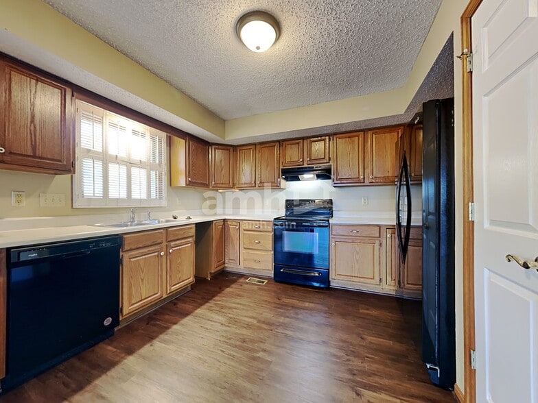 Building Photo - 110 Justin Pl