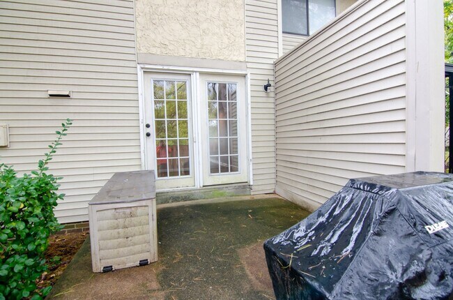 Building Photo - Newly remodeled condo