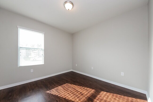 Building Photo - 1883 Green Dragon Dr