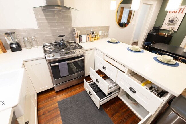 Building Photo - 725 Peddie St