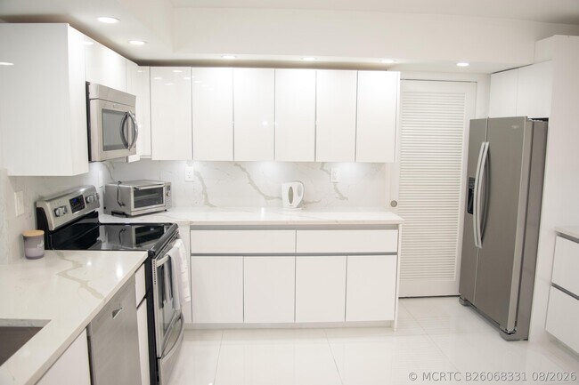 Building Photo - 3420 S Ocean Blvd