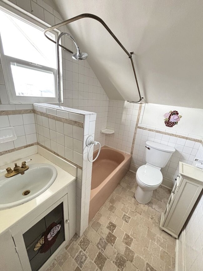 Building Photo - Make This House Your Home—Deposit Moves Yo...