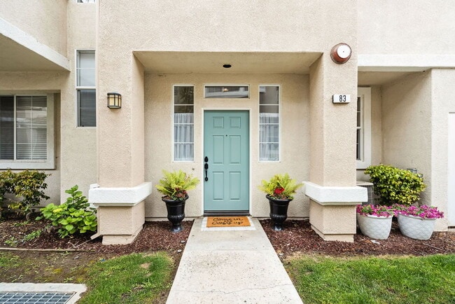 Building Photo - "Luxurious 2-Bed Condo Retreat with Fireplace & Pool Oasis in Ventura!"