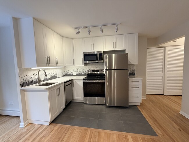 Building Photo - 526 W Roscoe St