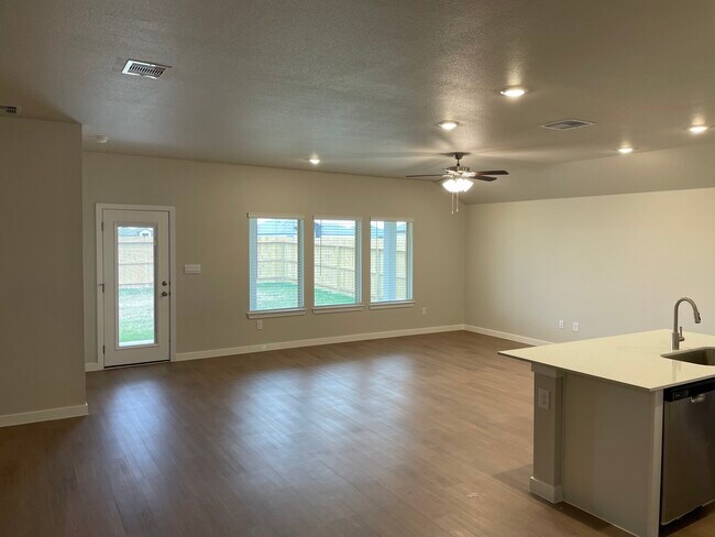 Building Photo - London Home