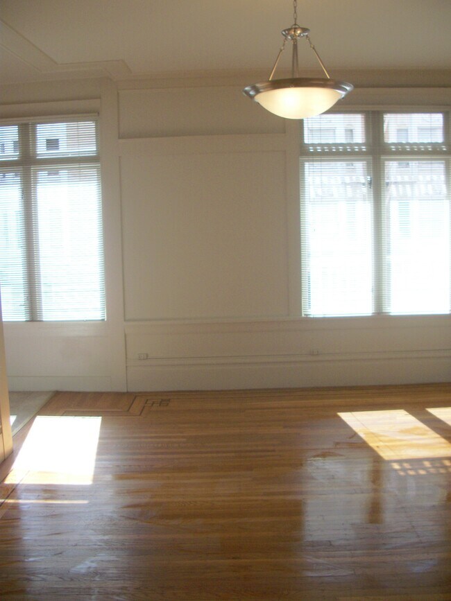 Building Photo - 810 Jones St