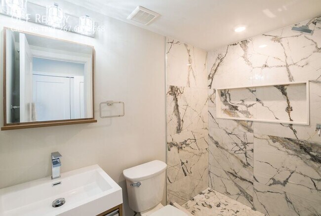 Building Photo - 2147 N Franklin St