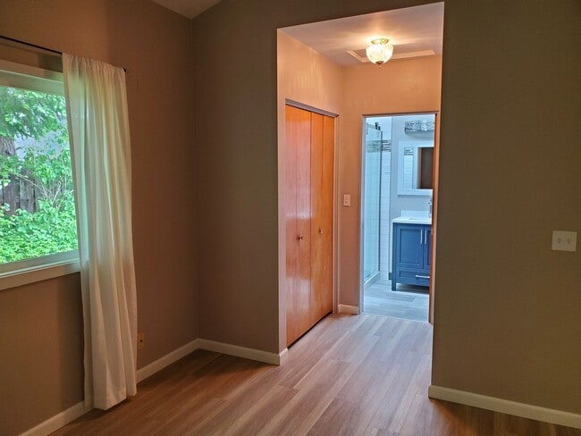 Building Photo - Modern Upgraded 3 bedroom Rambler