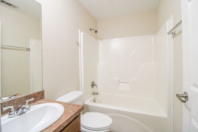 Building Photo - Great Location! 4 Bedroom Home Close to Downtown Pulaski