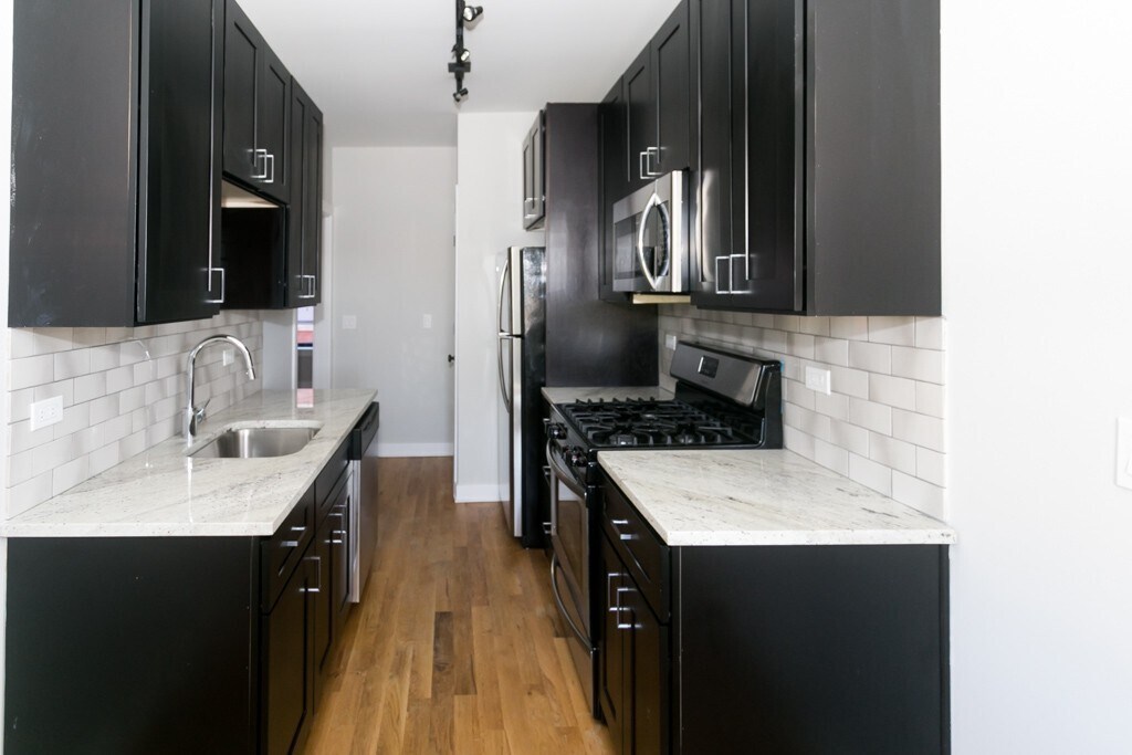 Building Photo - 2207 W Eastwood Ave