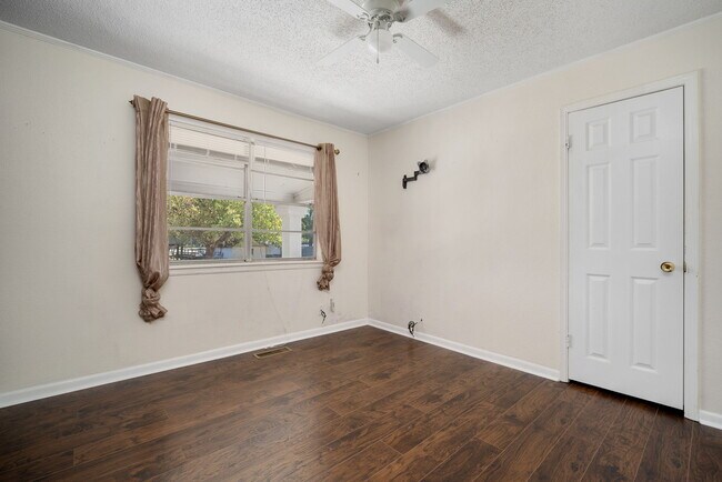 Building Photo - 531 N Fern St