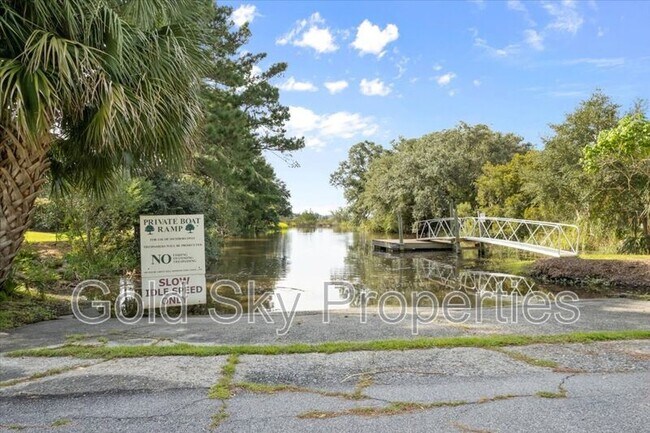 Building Photo - 210 Pine Grove Dr
