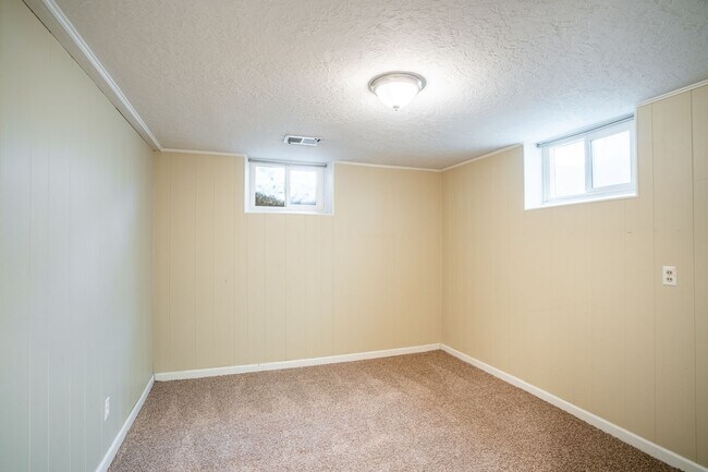 Building Photo - 542 150 E