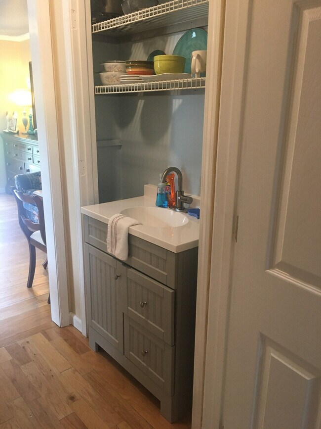 Building Photo - 198 Schools Dr