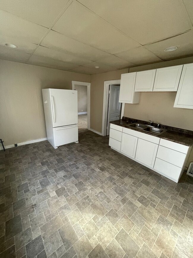 Building Photo - HUGE 4 Bedroom Apartment