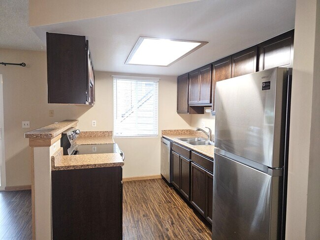 Building Photo - Beautiful 1 Bedroom Condo Near the Mountains