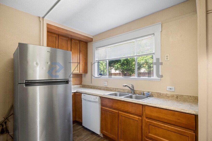 Building Photo - 1613 Pomona St