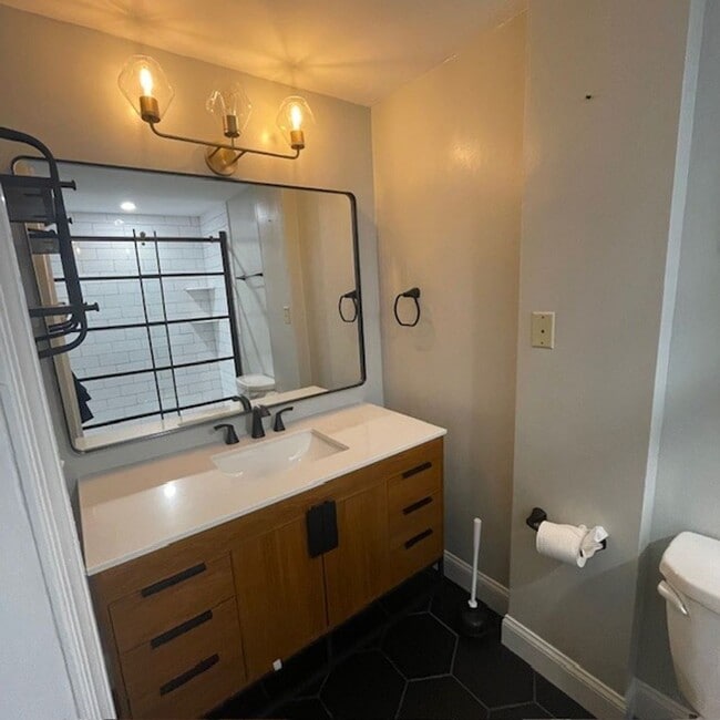 Building Photo - Logan/Shaw - Spacious 3 Bedroom, Two Bath Apartment