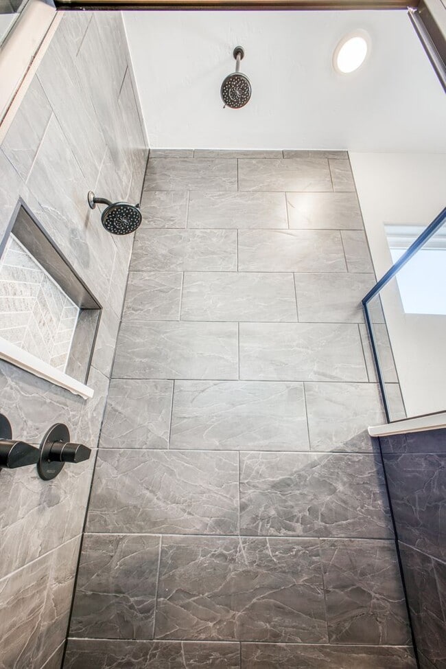 Building Photo - Beautiful East side House 4 bed-2.5 baths, part of The  Club that includes Swimming Pool, Gym, Te...