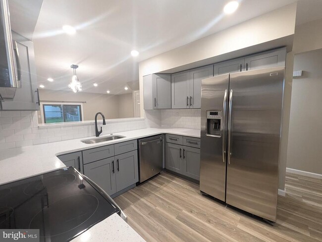 Building Photo - 988 Beechwood Pl