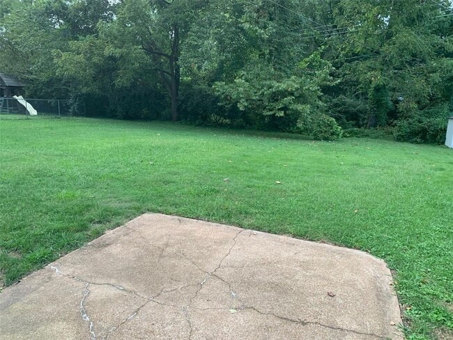 Building Photo - Large Yard! 3 Bed 1 Bath