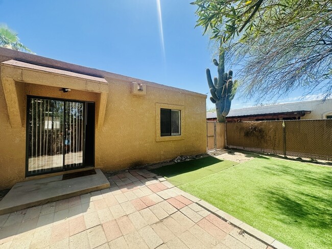 Building Photo - Spacious 2 Bedroom with Large Yard! Walkin...