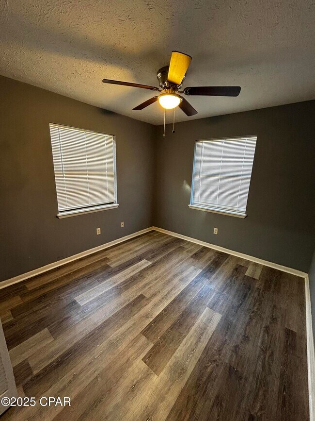 Building Photo - 1007 11th Ct