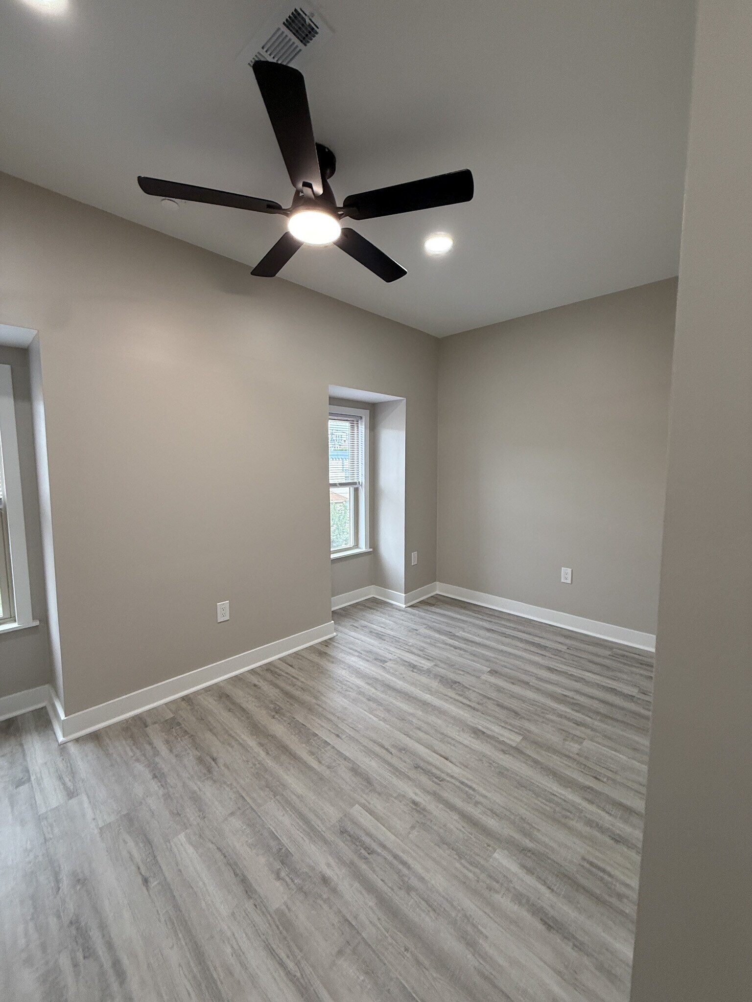 Building Photo - 204 S 41st St