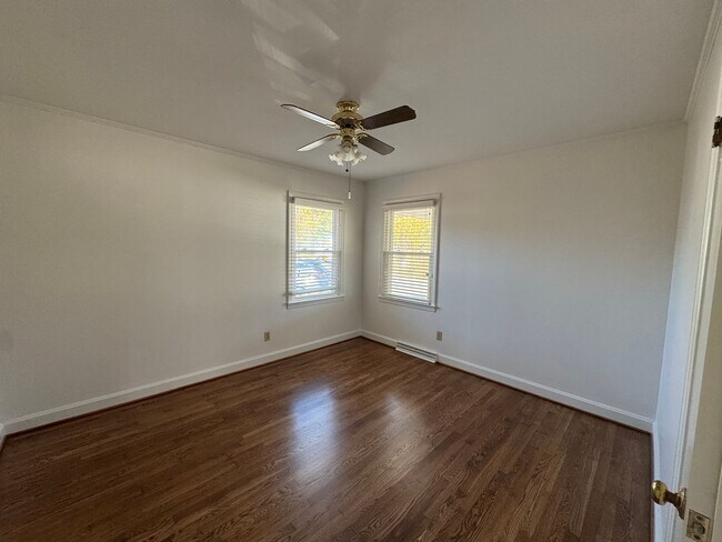 Building Photo - Available to Show