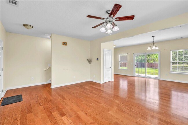 Building Photo - Spacious 4 Bed, 2.5 Bath in White Oak