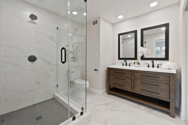 Building Photo - 4816 W Mockingbird Ln