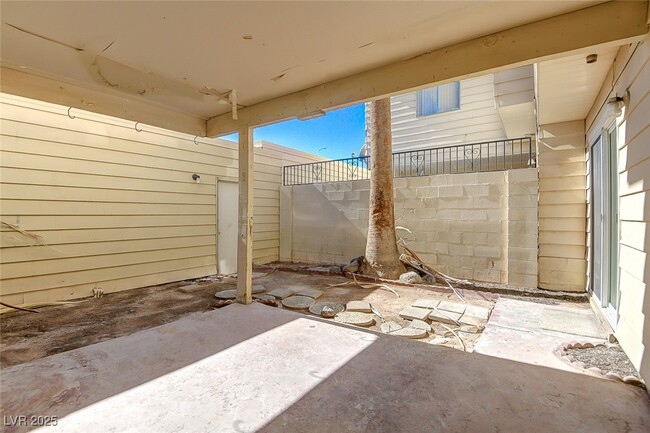 Building Photo - 4958 Larkspur St