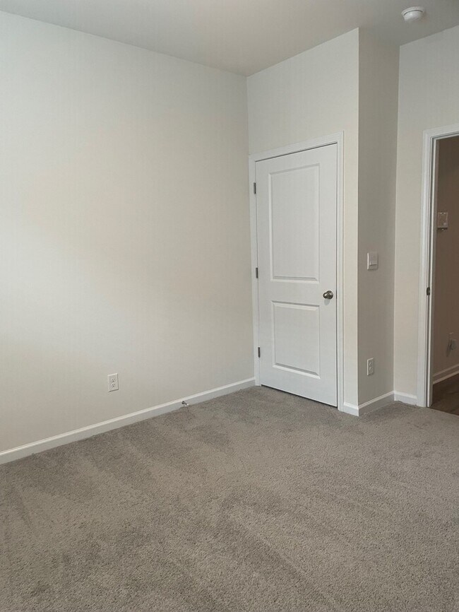 Building Photo - Spacious & Modern Ranch-Style Living