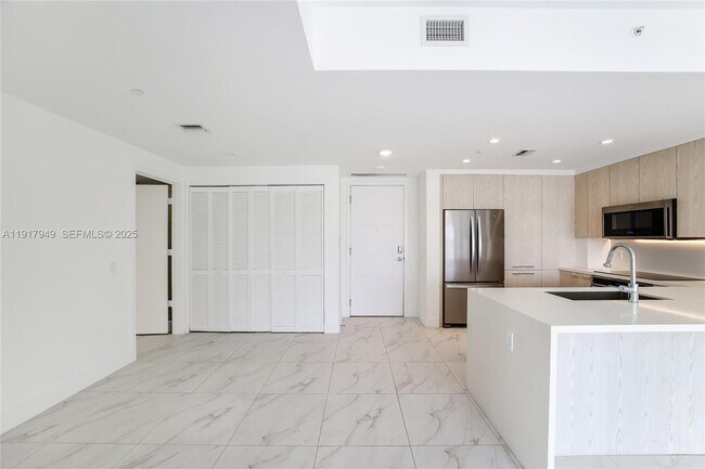 Building Photo - 2000 Metropica Wy