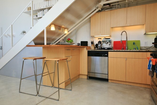 Full kitchen with dishwasher - 200 N San Fernando Rd