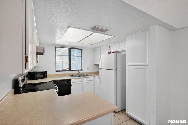 Building Photo - 1905 E University Dr