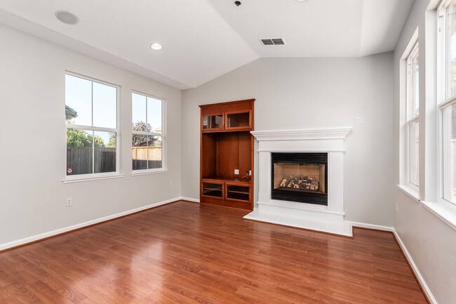 Building Photo - Start the New Years in this spacious home ...