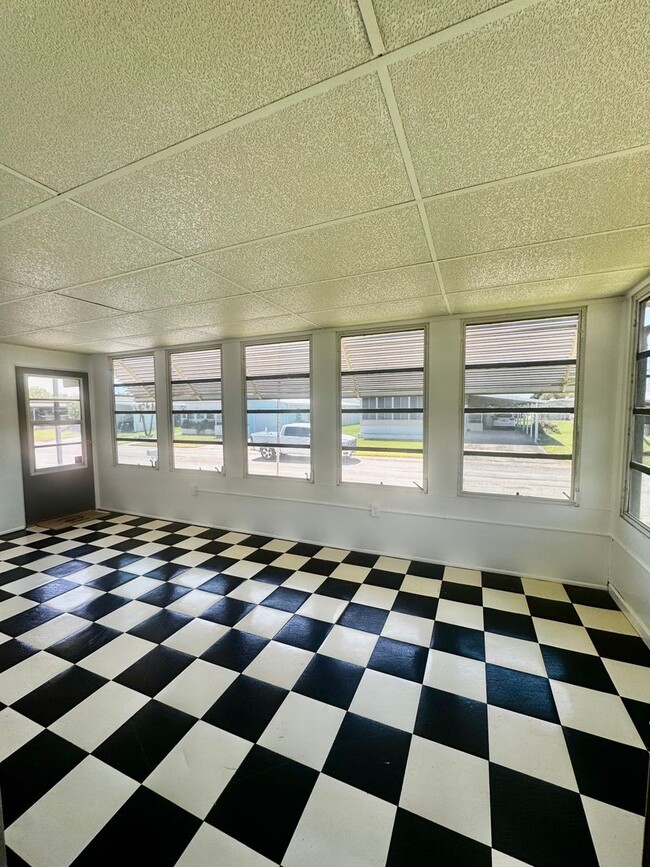 Building Photo - Welcome to your Florida retirement dream in desirable Hollywood Estates.